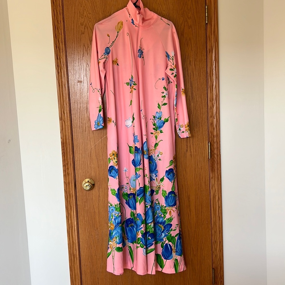 Vintage pink floral robe / night gown